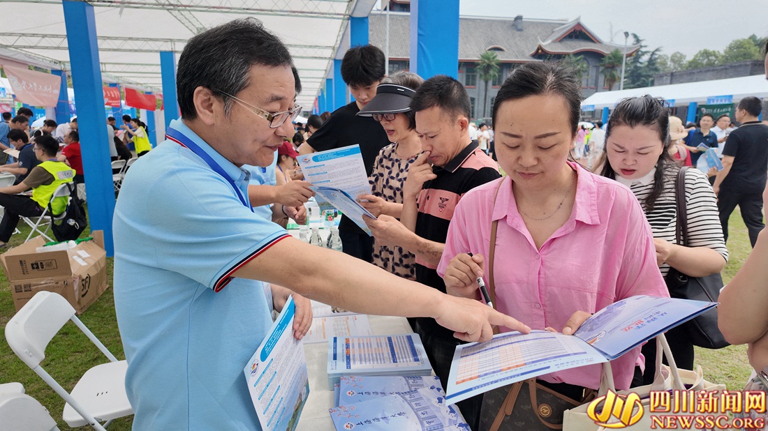 四川省2024年普通高校招生咨询会4_副本.jpg 四川省2024年普通高校招生咨询会4_副本.jpg