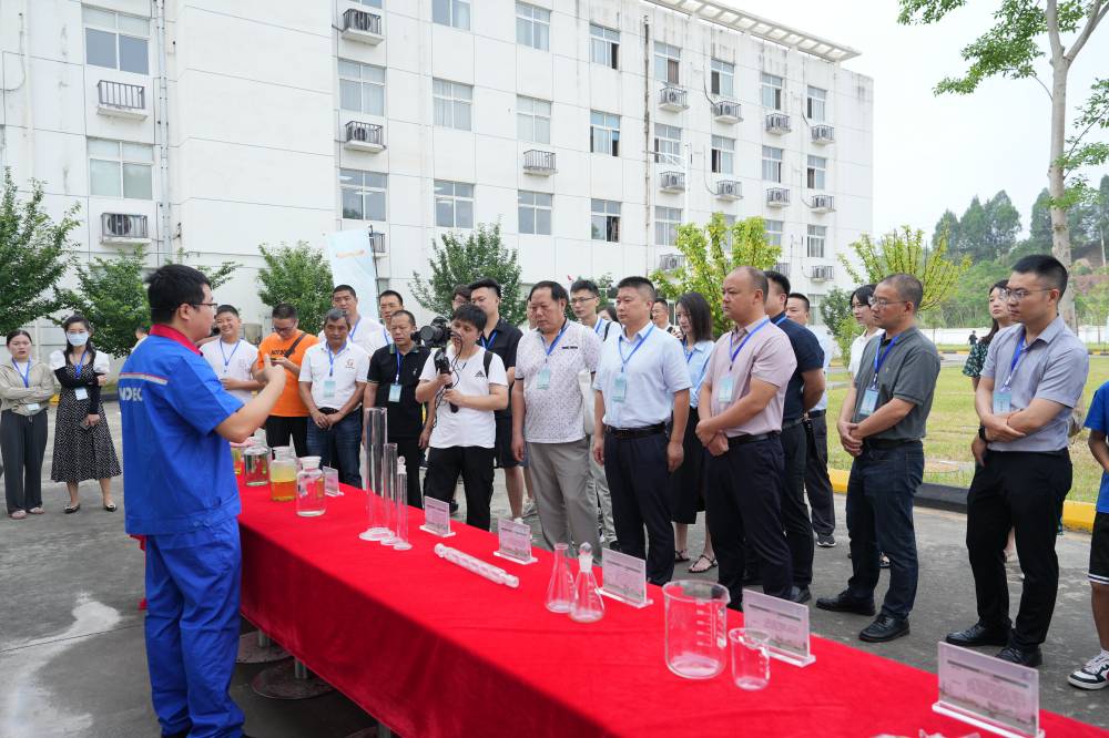 在中国石化简阳油库讲解员为公众科普油品知识。刁玉婷摄