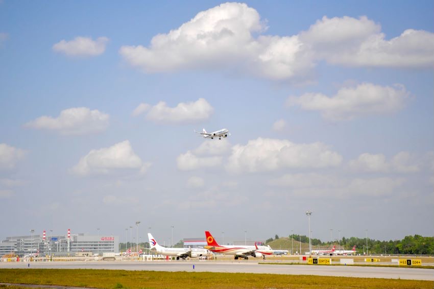 飞机有序在成都天府国际机场起飞.jpeg 飞机有序在成都天府国际机场起飞.jpeg