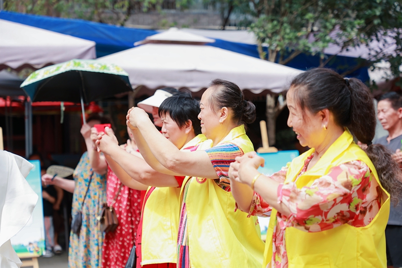 现场观众跟随宽书的演示学习握手礼仪.jpg 现场观众跟随宽书的演示学习握手礼仪.jpg