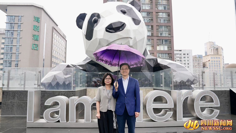 香港特首李家超“打卡”成都地标 _副本.jpg