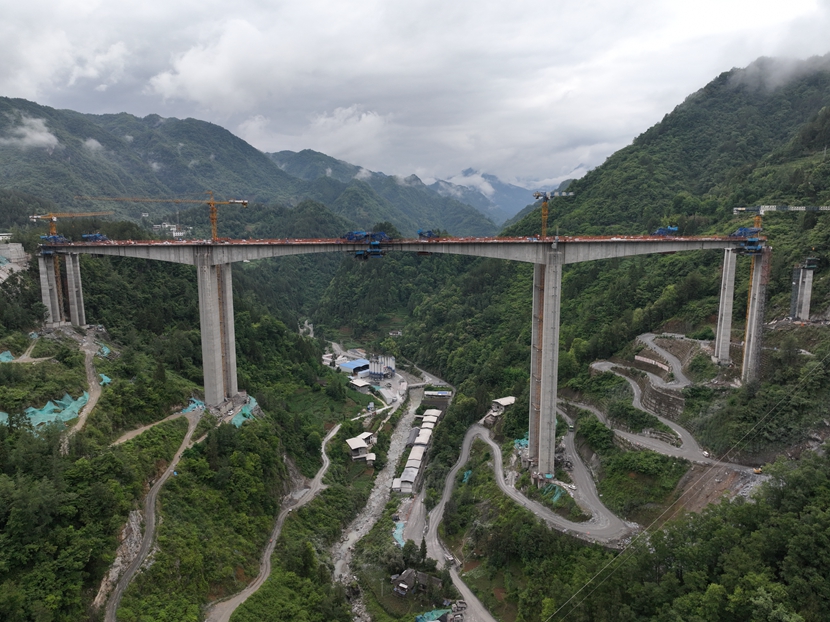 米仓大道黄峡村特大桥合龙.jpg 米仓大道黄峡村特大桥合龙.jpg