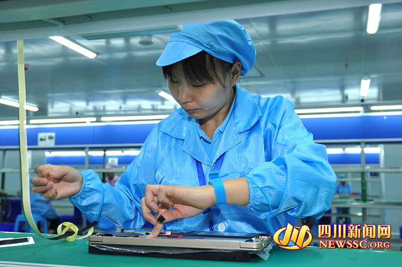 工作人员正在车间生产“宜宾造”笔记本电脑