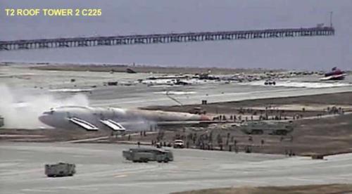 从视频截图可见,客机的逃生滑梯已经被放出。 图片来源:美联社