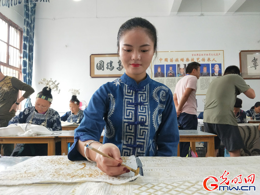 【喜迎十九大 文脉颂中华】90后苗族蜡染“画娘”:用民族底色创出世界蓝