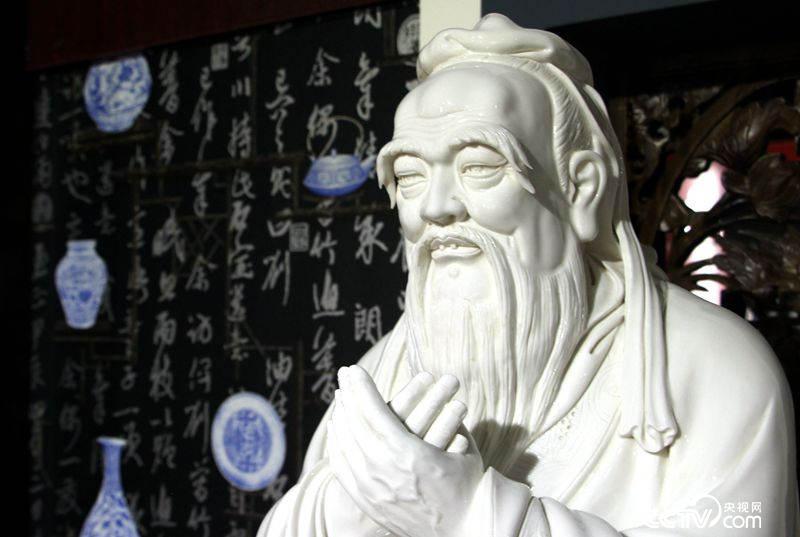 德化瓷 孔子造像 (王甲铸 摄)