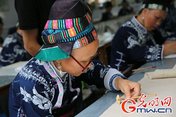 【喜迎十九大 文脉颂中华】苗族蜡染“独臂”传承人:民族工艺啥时都不会过时