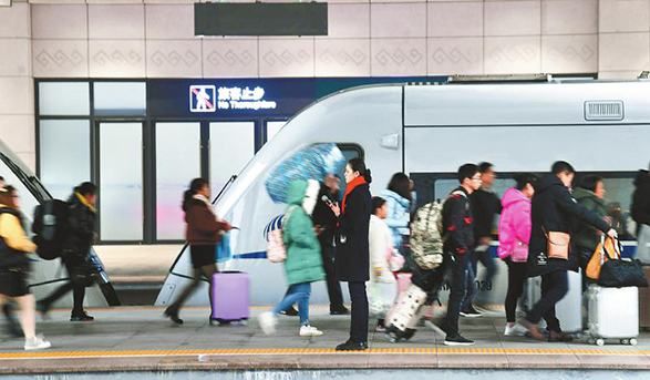 高铁站台上有群