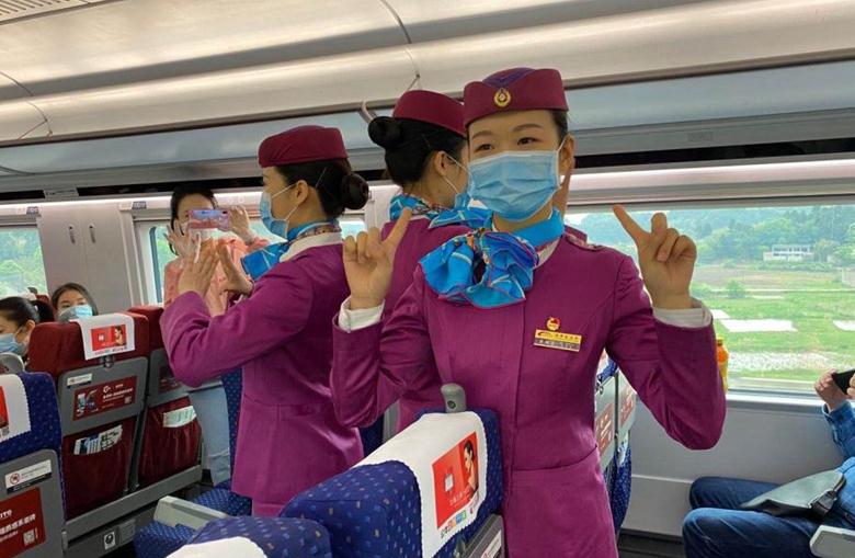 首趟川渝贵环线高铁开行