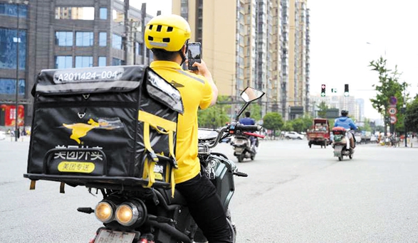 快递小哥化身“移动探头”