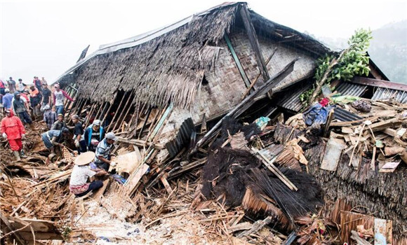 印尼西爪哇发生山体滑坡