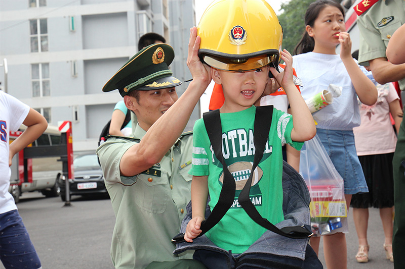 体验做消防战士的感觉-自贡消防支队供图-张文婷摄影