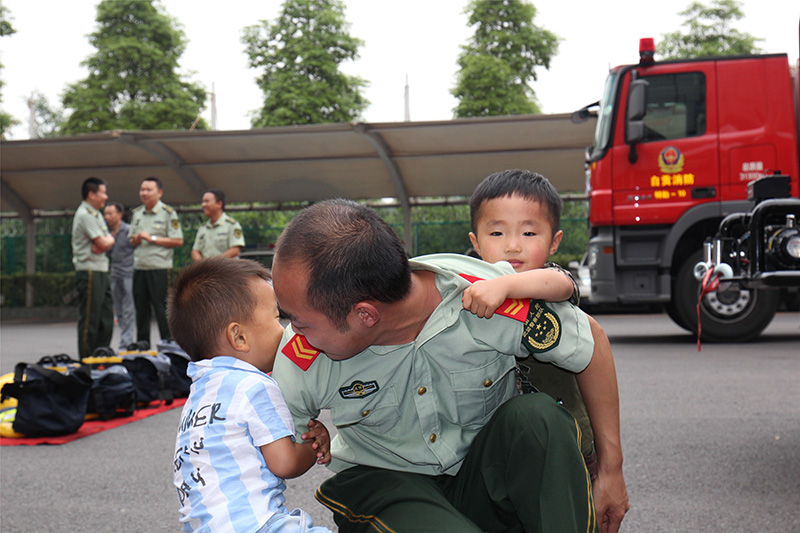 和父亲一起游戏-自贡消防支队供图-张文婷摄影