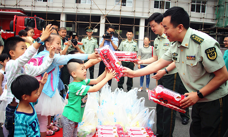 为孩子们送上礼物-自贡消防支队供图-张文婷摄影