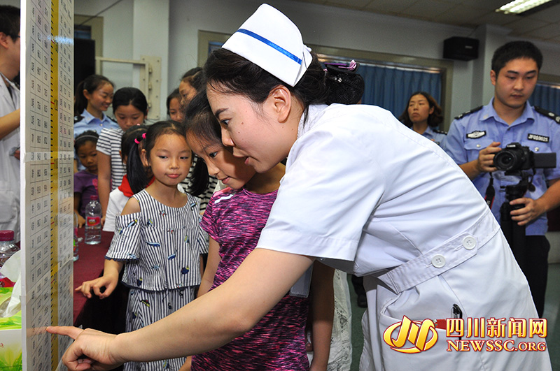 宜宾市第一人民医院儿科医护人员为孩子们体检