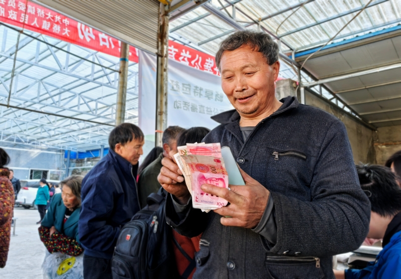 农户在家门口将山野菜“变现”(胡宇 摄)_a