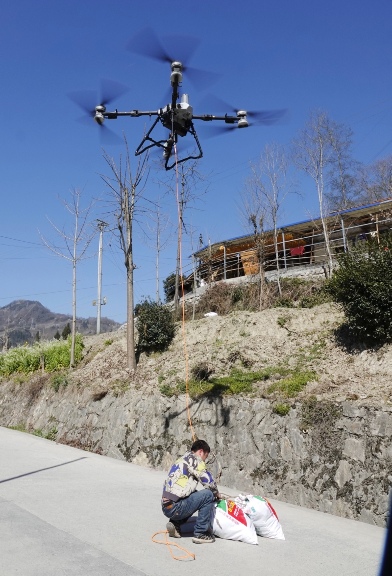 无人机运送山野菜(胡宇 摄)_a