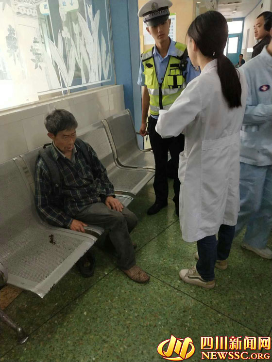 医生询问老人情况护士为老人量血压四川新闻网巴中6月9日讯(记者 李桃