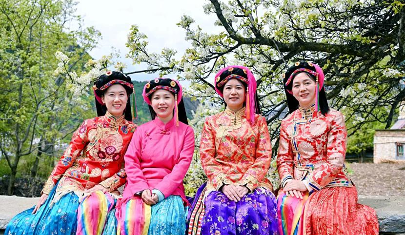 在花海中骑行,在梨树下听歌:丹巴这场春日派对让游客“入画”不思归