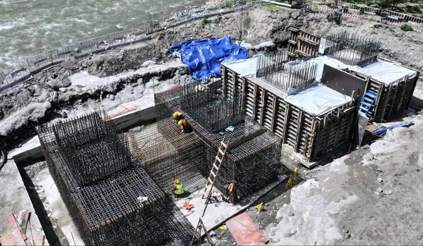 全线最长桥“筑牢底盘” 川汶高速首个承台顺利浇筑